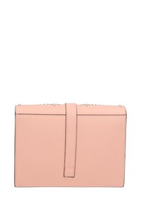 Clutch in pelle rosa dal design minimalista, con chiusura a fascia frontale e piccoli accenti metallici lungo il bordo superiore.
