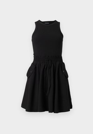 Černé bezramínkové šaty s žebrovaným vrškem a rozšířenou sukénkou. Obsahují elastický pas a dvě boční kapsy s knoflíky.
