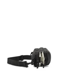 Sac à bandoulière noir en matériau texturé, doté de compartiments zippés, d'une bandoulière ajustable et d'une doublure intérieure contrastante.