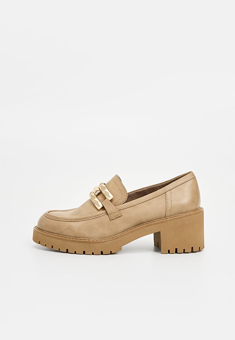 Beige Block-Absatz Slipper mit abgerundeter Zehenpartie, ausgestattet mit einem dekorativen Riemen und doppeltem Goldbeschlag. Glatte Lederoberfläche und strukturierte Sohle.
