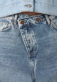 ONLY ONLECHO WIDE UNEAVEN - Široke nogavice - medium blue denim