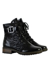 Botines negros con un acabado brillante, que presentan un diseño con cordones, acentos de hebilla y patrones texturizados. Tacón apilado y suela de goma.