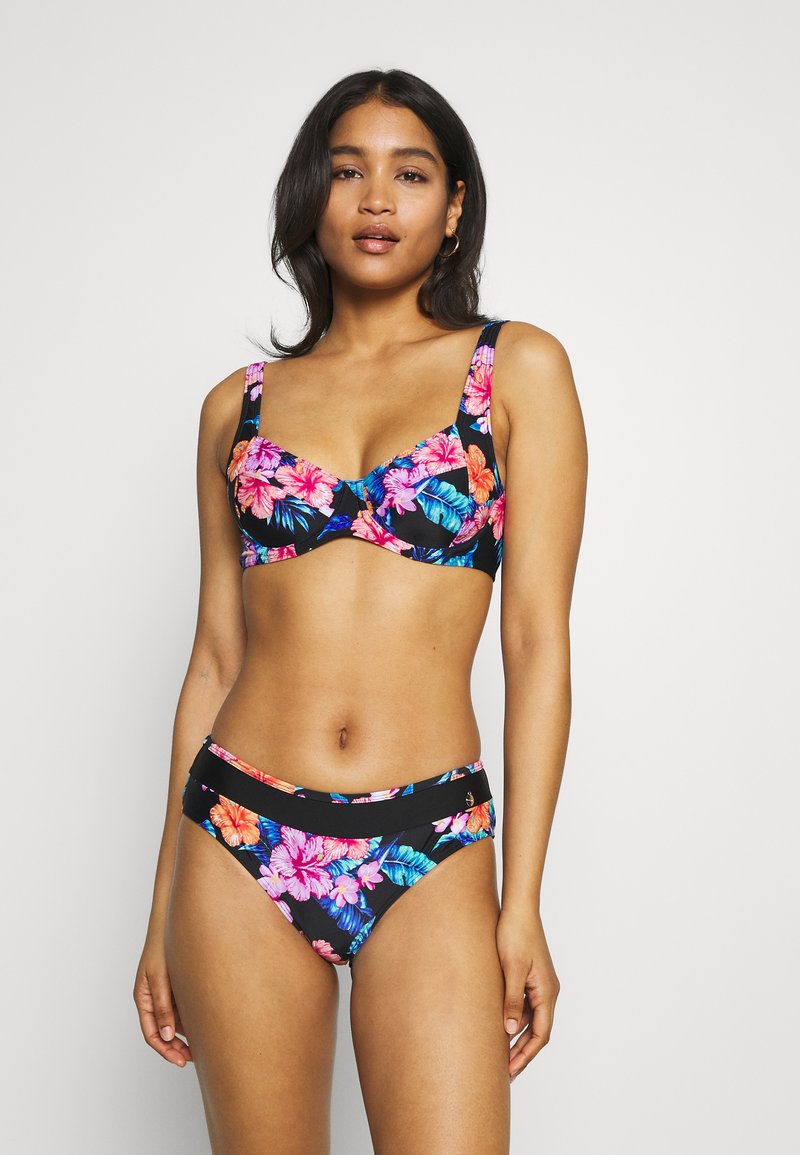Bloemachtige bikini-set met een zwarte basis en levendige roze en blauwe bloempatronen. De top heeft brede banden en onderwatersteuning; de onderkant heeft een bijpassend ontwerp.