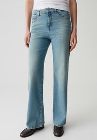 Jeans in denim azzurro chiaro con vestibilità rilassata, dotati di chiusura con bottone, design a cinque tasche e leggera abrasione per un aspetto vissuto.