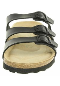 Černá kožená sandál s třemi nastavitelnými popruhy a přezkami, korkovou stélkou, plochou gumovou podešví a měkkou semišovou podšívkou.