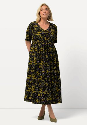 Vestido negro con escote en V, mangas cortas y cintura fruncida. Presenta un patrón abstracto en amarillo y púrpura. Hecho de una tela suave.