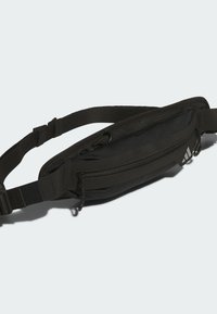 Marsupio nero in nylon con un design elegante, dotato di una tasca frontale con zip, tracolla regolabile e una discreta accentuazione del logo.