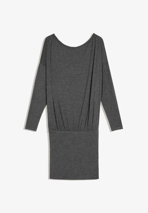 Abito grigio scuro a maniche lunghe con ampio scollo a barca, dettaglio arricciato in vita e gonna dritta al ginocchio.