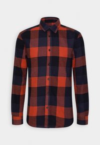 Camisa de hombre de manga larga con patrón a cuadros grande en rojo y negro y cuello tradicional sobre fondo blanco liso.