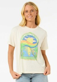 Camiseta de manga corta color crema con un gráfico colorido de un sol, palmeras y olas, con texto de estilo retro y acentos vibrantes.