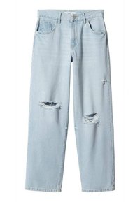 Jeans de mezclilla de azul claro con un corte relajado, que presentan dos desgastes en las rodillas, cinco bolsillos y un cierre de botón en la cintura.
