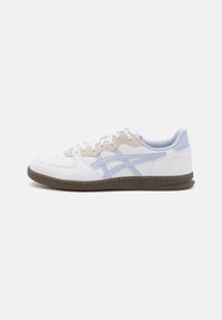 Tenisi din piele albă cu accente de albastre deschis și bej. Vârf rotund, talpă plată maro, design perforat la vârf și marcaj ASICS.