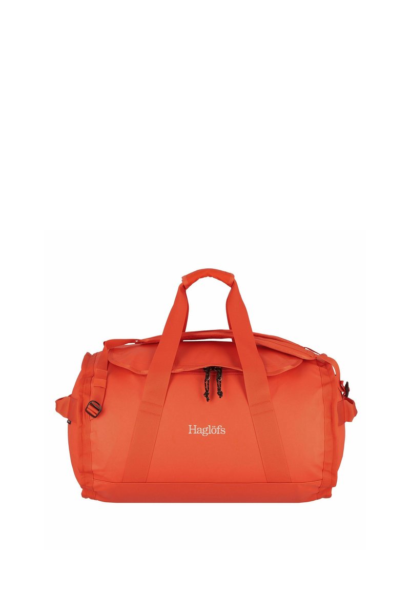 Borsa a sacco rossa con tessuto resistente e liscio. Presenta doppi manici, tracolla regolabile, chiusura con zip e logo sulla parte anteriore.