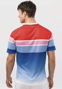 Sportieve heren T-shirt met rode, roze en blauwe horizontale strepen in een gradient-effect. Gemaakt van ademend materiaal met een ronde hals.