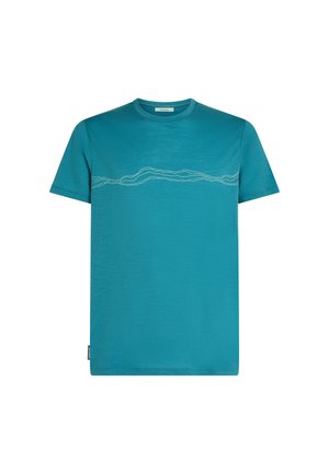 Teal kortærmet t-shirt med rund hals og subtilt lys bølgemønster over brystet, mærket med brandlabel på sidesømmen.