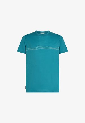 Tegen een teal kleurige korte mouwen t-shirt met ronde hals en een subtiele lichte golfpatroon over de borst, voorzien van een merketiket op de zijnnaad.