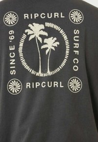 T-shirt nera in cotone con motivo grafico bianco con palme, accenti circolari e testo "Ripcurl Surf Co", stile vintage.