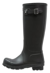 Bota de lluvia de goma negra hasta la rodilla con punta redondeada, hebilla lateral ajustable, suela texturizada y acabado suave.