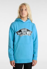 Modrá mikina s kapucí vyrobená z jemné tkaniny, na přední straně s velkým černým logem "VANS OFF THE WALL" a s přední kapsou.