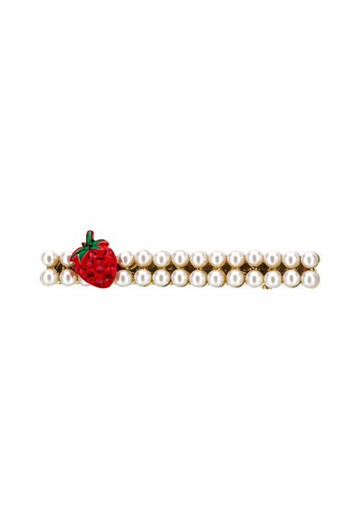 Barrette à cheveux avec deux rangées de perles blanches et une décoration rouge en forme de fraise sur un fond blanc.