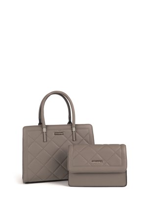 Set di borse in pelle grigia trapuntata, composto da una grande borsa a spalla con manici doppi e una piccola borsa pieghevole con chiusura magnetica.