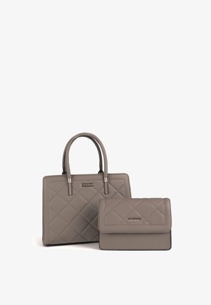 Ensemble de sacs à main en cuir matelassé gris comprenant un grand tote avec des poignées doubles et un plus petit sac repliable avec une fermeture magnétique.