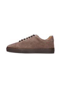 Szare zamszowe sneakersy z zaokrąglonym noskiem, brązową gumową podeszwą i ciemnobrązowymi sznurowadłami. Posiadają minimalne logo i gładką fakturę.