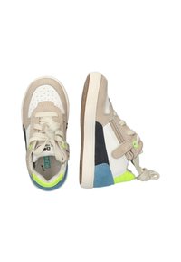 Baskets beige et blanches avec une finition en daim, des accents vert fluo et une semelle en caoutchouc. Comprend des lacets et une fermeture éclair sur le côté pour un enfilage facile.