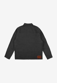 Czarna, długosleeve'owa kurtka wykonana z bawełny. Posiada kołnierzyk, prosty krój oraz brązową metkę z napisem "PROSTO" w dolnym lewym rogu.