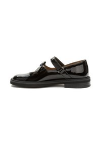 Zapato Mary Jane de charol negro con puntera redonda, una correa única a lo largo del empeine y un tacón bajo apilado. Acabado suave y brillante.