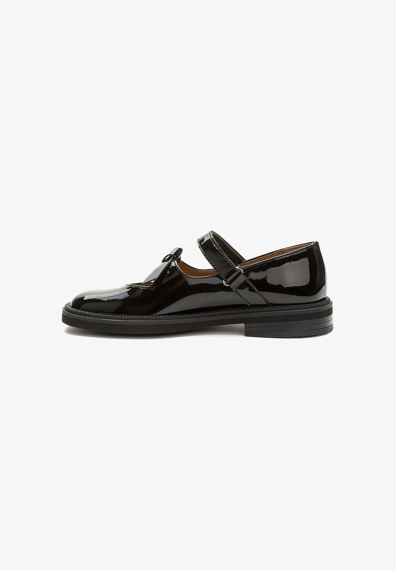 Zapato Mary Jane de charol negro con puntera redonda, una correa única a lo largo del empeine y un tacón bajo apilado. Acabado suave y brillante.