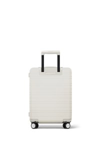 Hartschalenkoffer in off-white mit gestreiftem Design, zwei schwarzen Rädern und einem teleskopierbaren schwarzen Griff.