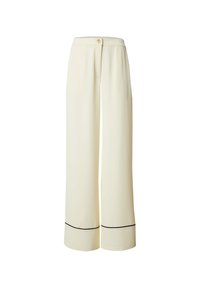 Pantalons à jambes larges en tissu crème clair avec une texture lisse, présentant une fermeture à bouton à l'avant et un bord noir à l'ourlet.