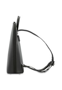 Sac fourre-tout en cuir noir avec un design élégant et angulaire. Dispose d'une fermeture zippée, d'une longue bandoulière et d'accents en métal.