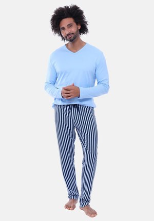 Chemise bleu clair à manches longues avec col en V, associée à un pantalon de pyjama rayé bleu marine et blanc. Le pantalon est doté d'une taille élastique avec cordon de serrage.