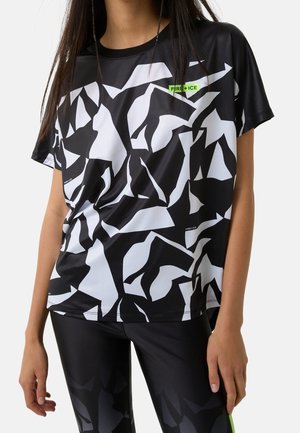 Schwarz-weißer, geometrisch gemusterter Kurzarm-Sportshirt mit Rundhalskragen, aus atmungsaktivem Stoff, mit einem kleinen grünen Logo.