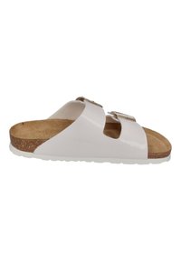Hvide patenterede slip-on sandaler med to justerbare stropper, kork sål og gummibund. Har en glat finish og hardware accenter i guldfarve.