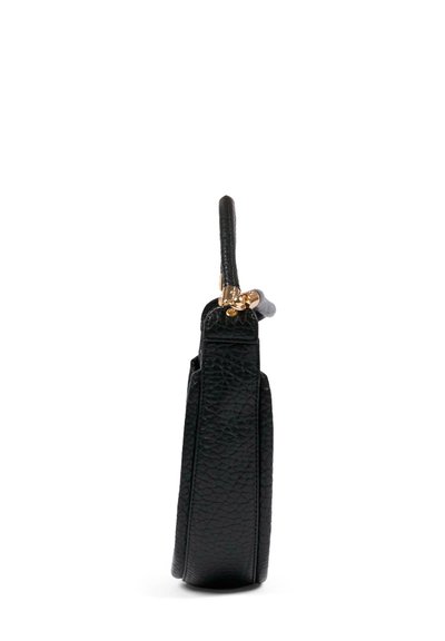 Borsa a tracolla in pelle nera con finitura testurizzata, forma rettangolare slim, manico corto e dettagli in hardware tono oro.