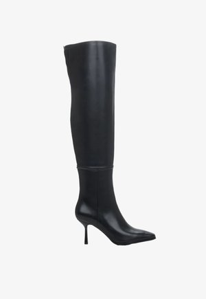 Zwarte leren laarzen tot boven de dijen met een spits toelopende neus en slanke stilettohak. Glad oppervlak, naadloos ontwerp, geen zichtbare hardware of patronen.