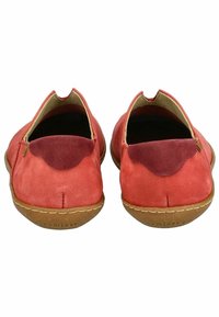 Červené semišové boty s zaobleným designem, otevřenou zadní částí a texturovaným akcentem na podpatku. Obsahují prošívané detaily a podešev v přirozeném tónu.