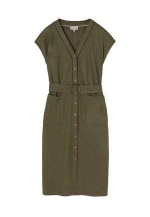 Rochie verde măsliniu cu mâneci scurte, deschidere cu nasturi în față, curea cu cataramă circulară, două buzunare frontale și detalii de broderie florală.