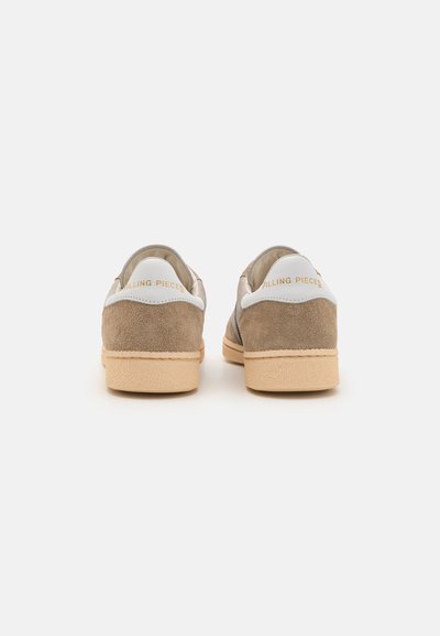Baskets en daim marron avec un empiècement en cuir blanc au talon portant l'inscription "Filling Pieces" en doré. Semelles en caoutchouc avec une finition texturée.