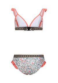 Koronowy i biały trójkątny stanik bikini z falbankowymi ramiączkami i dekoracyjną czarną oraz złotą tasiemką, sparowany z wzorzystymi majtkami z rozkloszowanymi brzegami.