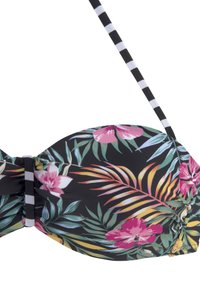 Juodas bikini viršus su gėlių raštu, kuriame matomos rožinės ir žalios lapų spalvos. Juostelėmis dekoruota petneša ir sušnervinta centre detalė suteikia vizualinį įdomumą.