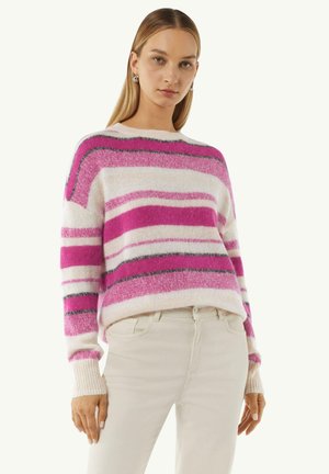 Strickpullover mit rosa, weißen und grauen Streifen. Verfügt über einen Rundhalsausschnitt und gerippte Bündchen. Kombination mit hellen Jeans.