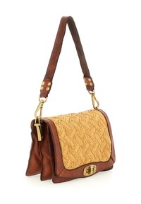 Borsa a tracolla in pelle marrone e paglia intrecciata con patta testurizzata, chiusura in tono oro e tracolla in pelle decorata con motivi e borchie dorate.
