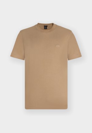 T-shirt marron clair à manches courtes et col rond avec petit logo blanc "BOSS" sur la poitrine gauche, présenté sur un fond uni clair.