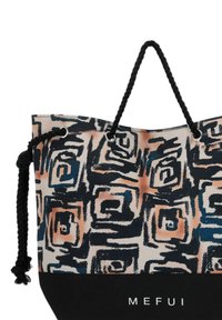 Grande borsa a tracolla con tessuto a trama geometrica in beige, nero e blu, con manici in corda nera e base nera uniforme.