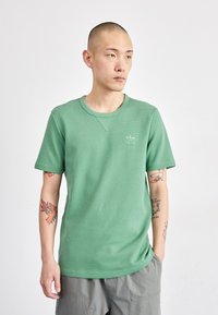adidas Originals ESS W TEE - Basic T-shirt - preloved green