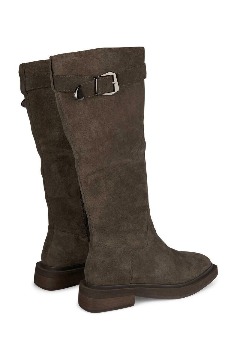 Botas de ante marrón hasta la rodilla con cremallera lateral, punta redonda y un acento de hebilla plateada en el tobillo exterior. Tacón bajo en bloque.